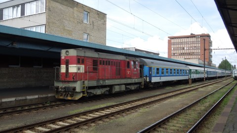 ČD 742 sorozatú dízelmozdony meglehetősen tarka színű vonatával