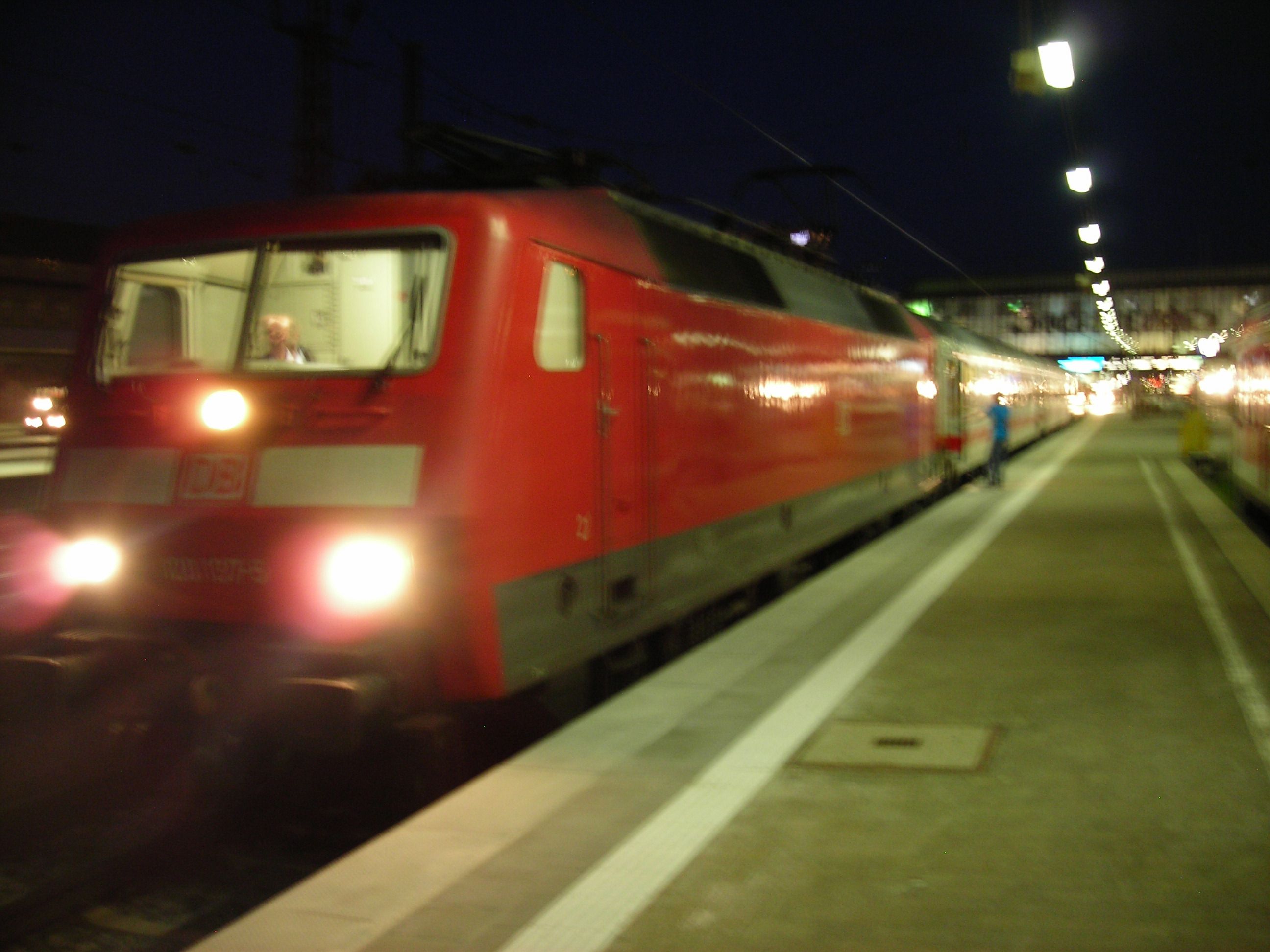 Vonatom indulásra készen egy DB 120-as sorozatú villamos mozdonnyal München Hauptbahnhofon