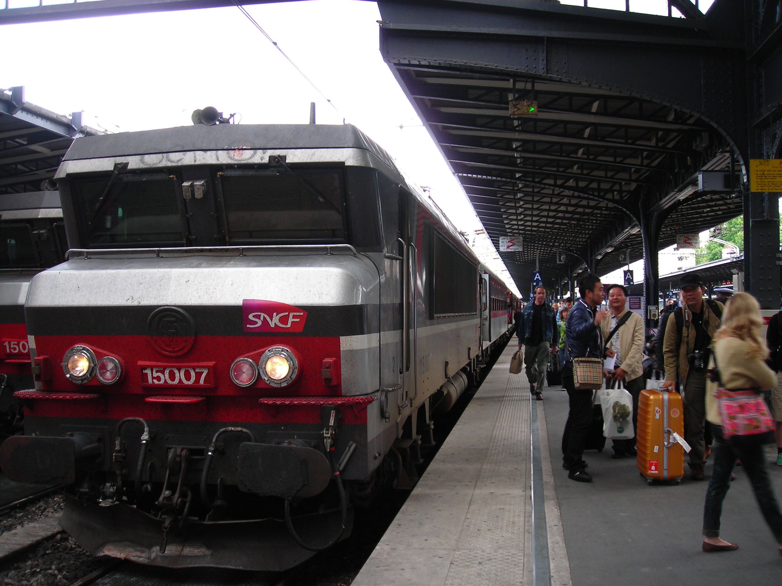 Megérkezés Paris-Est pályaudvarra A mozdonyom út közben le lett cserélve egy BB 15000 sorozatú mozdonyra