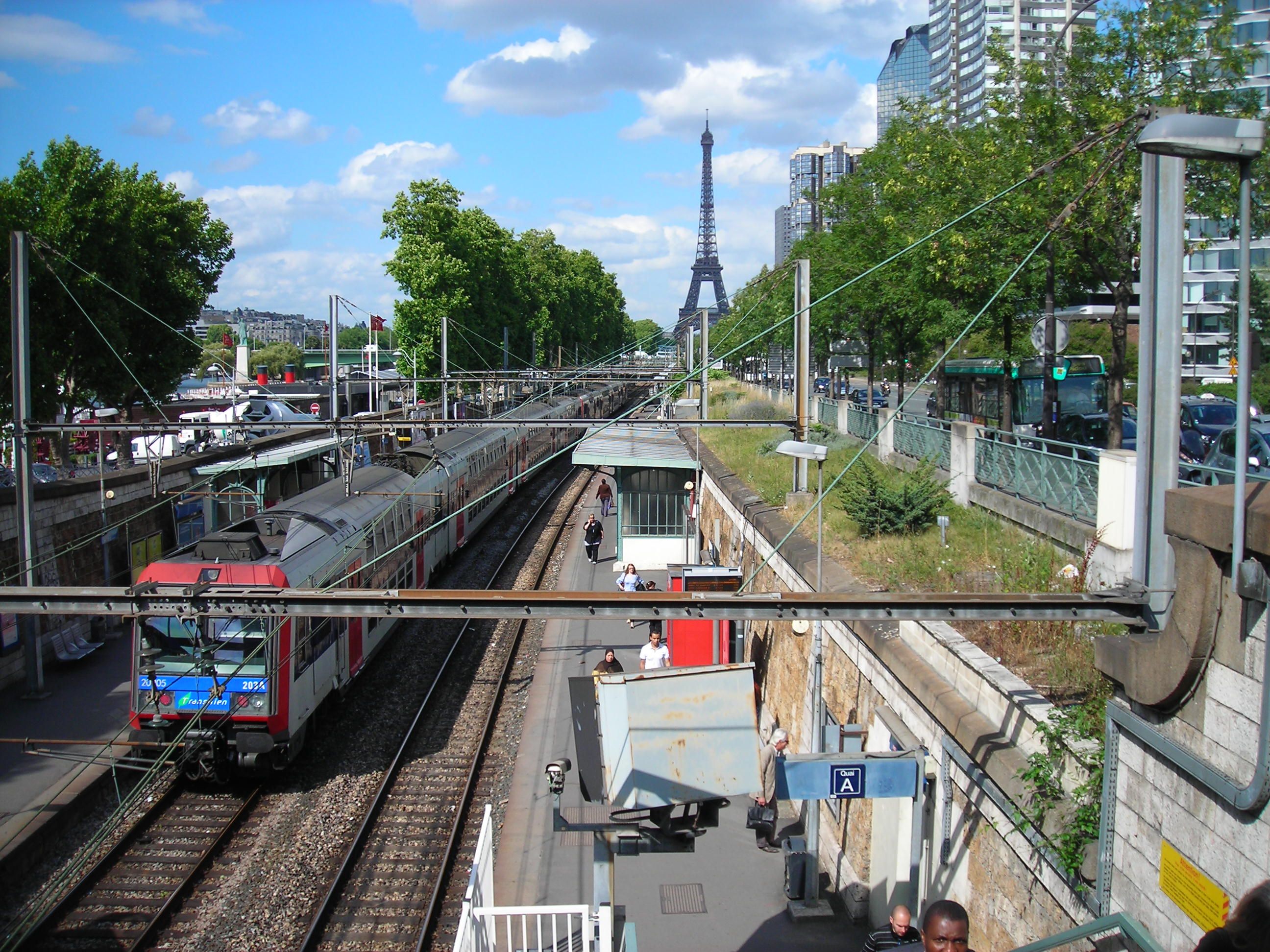 Emeletes RER vonat a Szajna partján. Háttérben az Eiffel-torony.