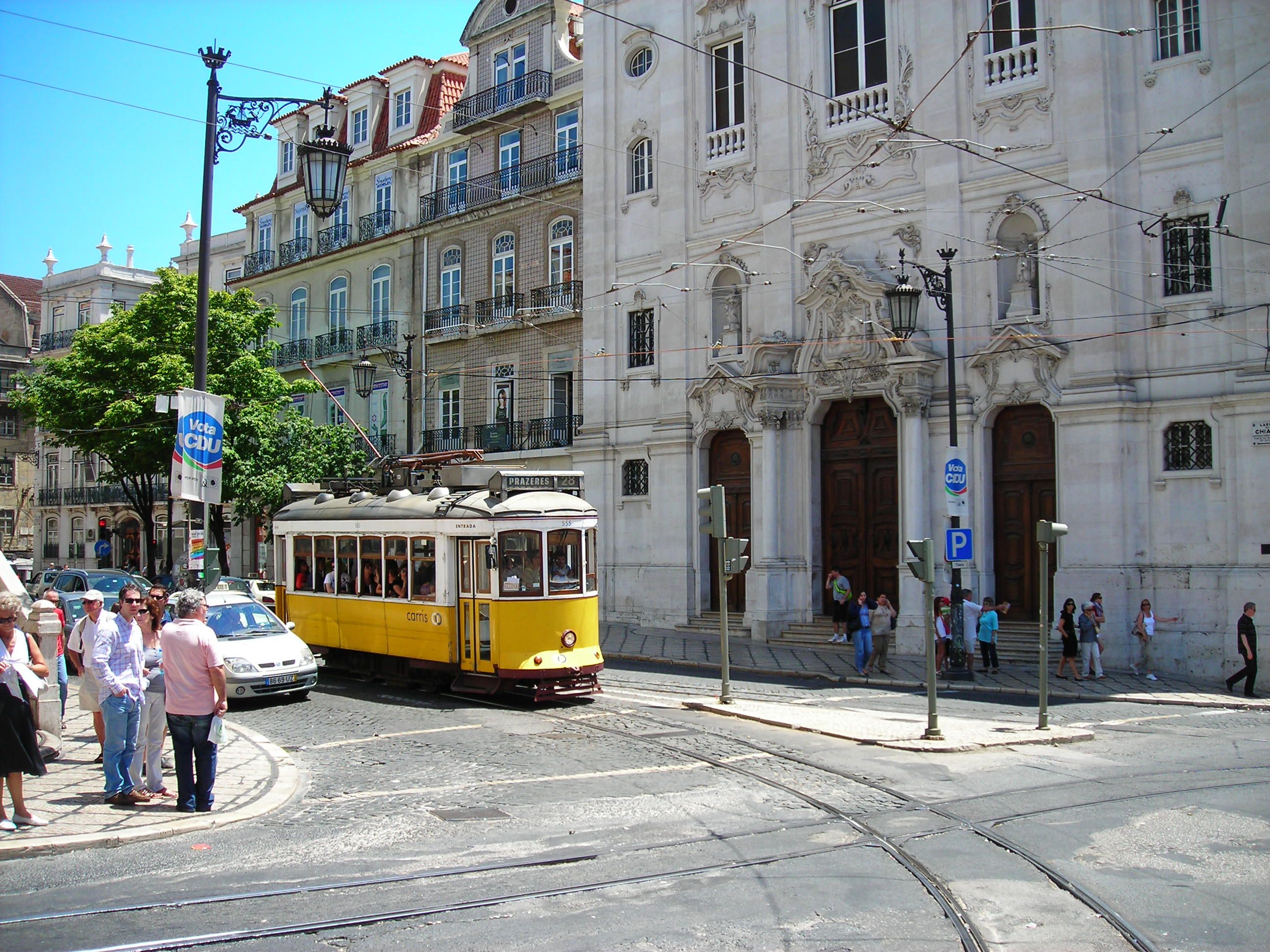 Lisszabon egyik nosztalgia-villamosa, tömve turistákkal