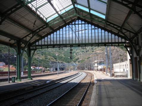 Cerbére állomás, itt találkozik
a francia normál és a spanyol széles nyomtáv. Az állomási peronok, várótermek és aluljárók elrendezése a sopronihoz hasonló, háttérben az alagút bejárata