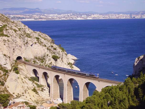 Egy SNCF B 81500 sorozatú
motorvonat halad a vonalon Marseille közelében