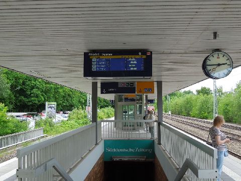 Tipikus S-Bahn állomás Münchenben. Aluljáró, lift, magasperon, kijelző és egy óra