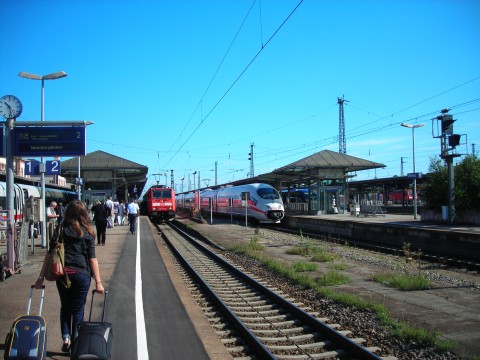 Nagy a
forgalom Offenburg állomáson: ICE és Regionalexpress vár indulásra