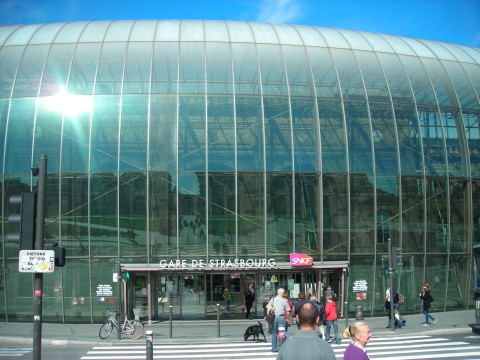 A
Strasbourgi pályaudvar üveg-homlokzata, mögötte pedig a régi állomásépület